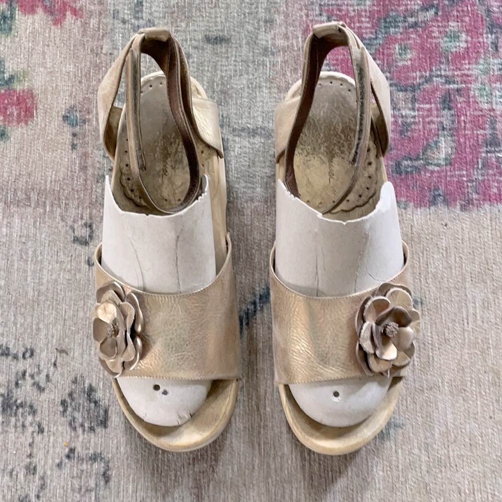 Hanna Andersson Women’s Gold sandal Clogs 39